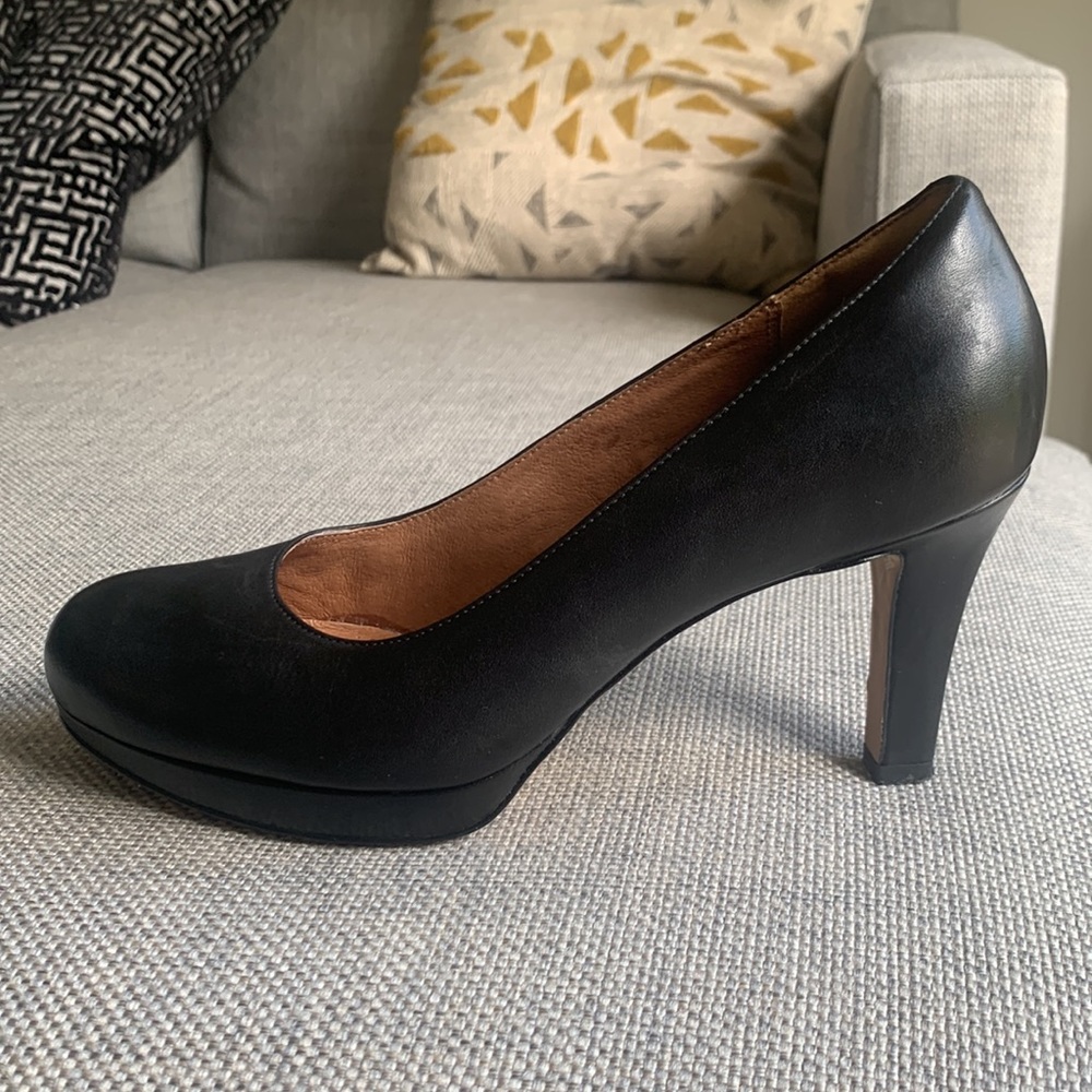 Clarks black leather pumps— super comfy!